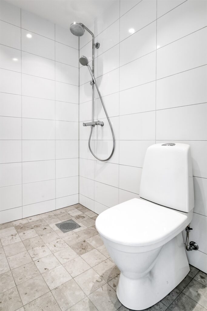 badrumsrenovering varmdo plattsattning evlinge kakling wc