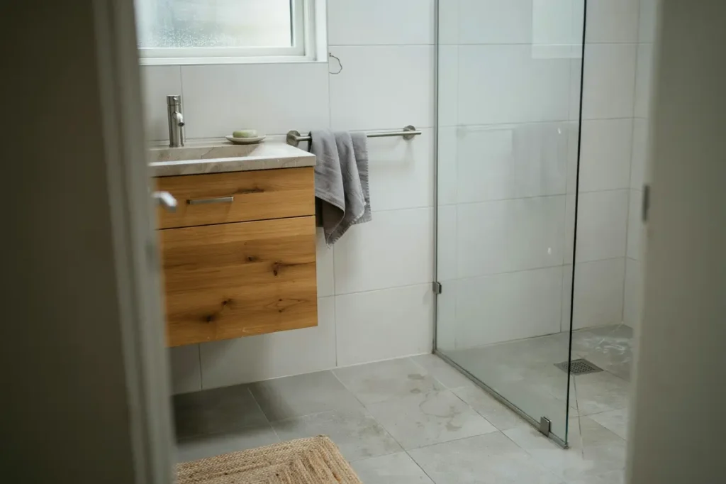 badrumsrenovering med r tt materialval s skapar du ett badrum som h ller i l ngden